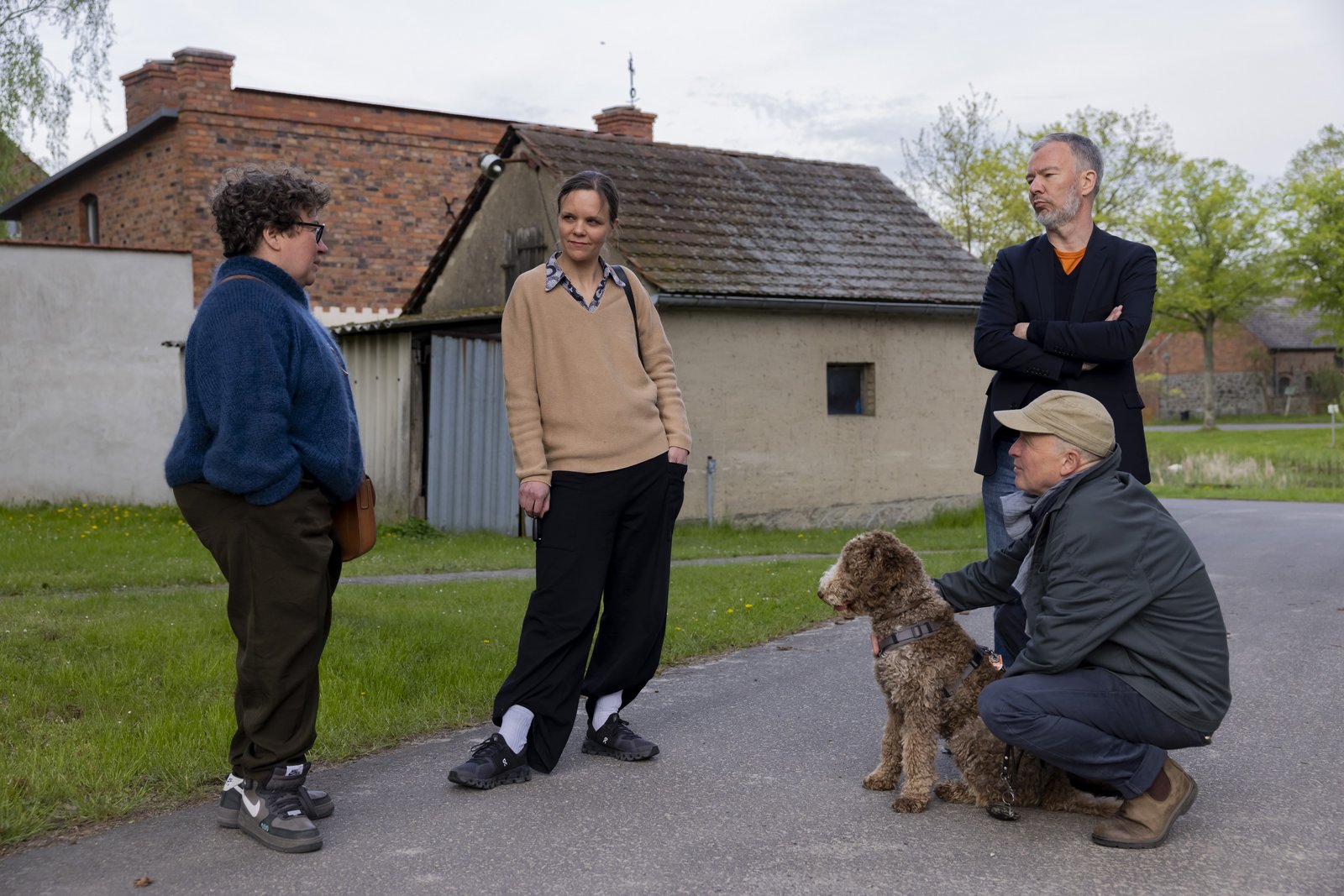 Judith Hopf, Lea Schleiffenbaum, Gerrit Gohlke und Florian Zeyfang stehen auf der Straße in Sauen