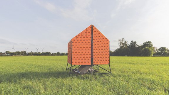 The orange-coloured Züsedom-Bank (bench of Züsedom) stands on a field