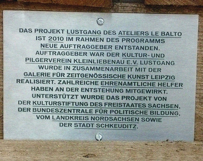 Beschreibungstafel klärt über die Entstehung des Projektes Lustgang im Rahmen der Neuen Auftraggeber und durch Atelier le balto in Kleinliebenau auf