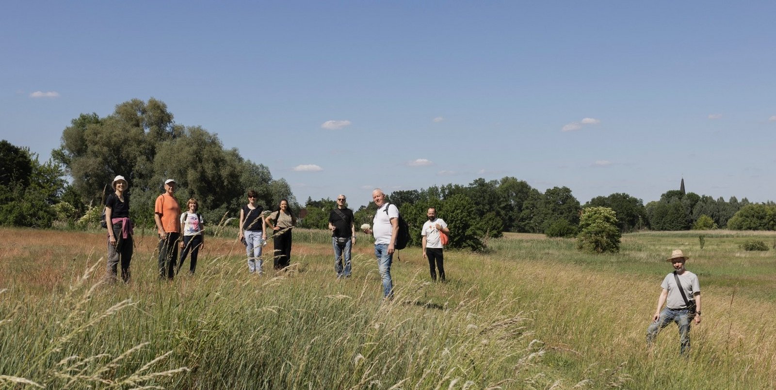 Auftraggebergruppe mit Künstlerin Mariana Castillo Deball, Mediatorin Sophia Trollmann, und Regionalleiter Gerrit Gohlke in der Natur von Friedland 