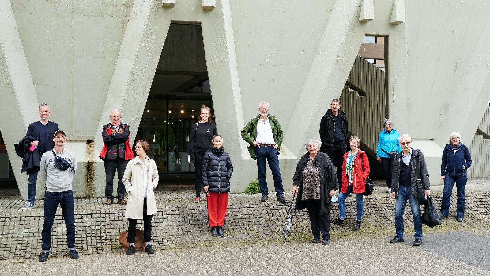 Auftraggebergruppe vor einem Gebäude in Marl