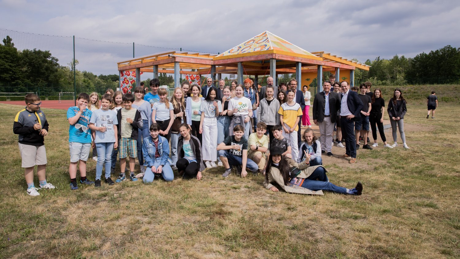 Gruppenfoto der Schülerinnen und Schüler des Seecampus Niederlausitz mit Künstlerin Sol Calero vor der Casa Isadora in Schwarzheide