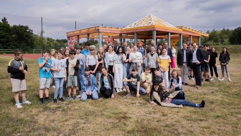 Gruppenfoto der Schülerinnen und Schüler des Seecampus Niederlausitz mit Künstlerin Sol Calero vor der Casa Isadora in Schwarzheide