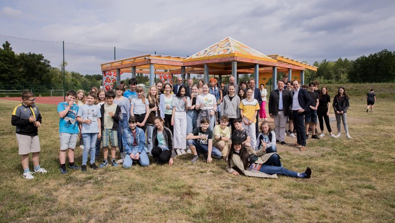 Group photo of the students of the Seecampus Niederlausitz with artist Sol Calero in front of Casa Isadora in Schwarzheide