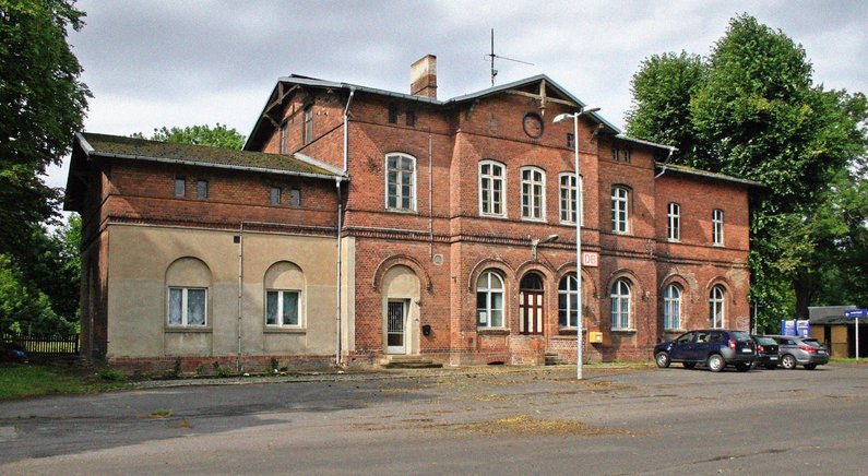 Ansicht des Backstein-Baus Bahnhof Letschin