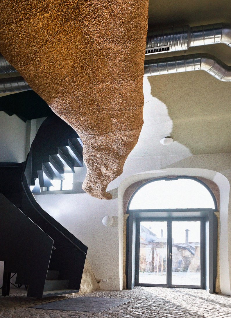 Große Skulptur aus Kirschkernen von Henrik Schrat windet sich durch den Flur des Architektur- und Umwelthaus (AUH) in Naumburg 