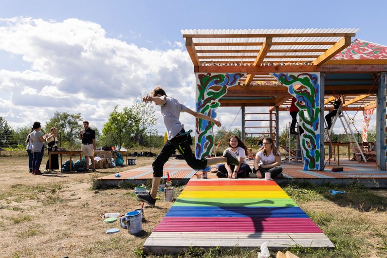 Ein Schüler des Seecampus Niederlausitz springt über den bunten Eingang der Casa Isadora in Schwarzheide