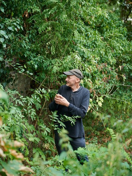 Kobe Matthys im Garten in Mönchengladbach