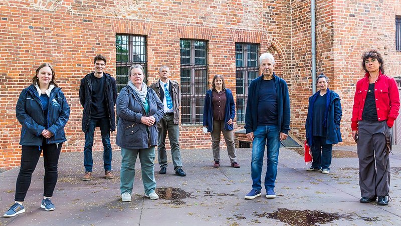 Die Neuen Auftraggeber vor einem Gebäude in Beeskow