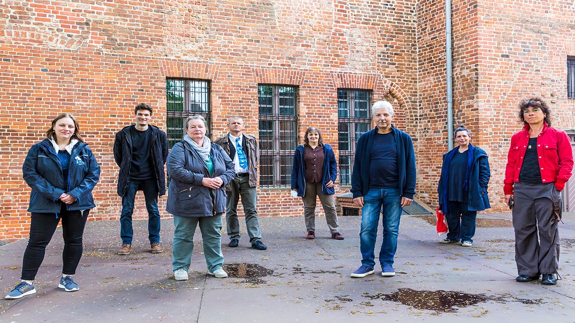 Die Neuen Auftraggeber vor einem Gebäude in Beeskow