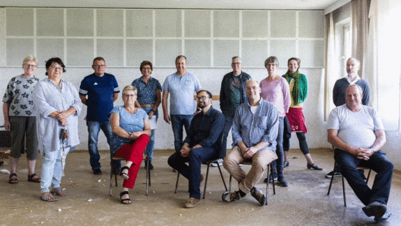 Group photo of the New Patrons of Züsedom with artist Jakub Szczęsny and mediator Holger Friese