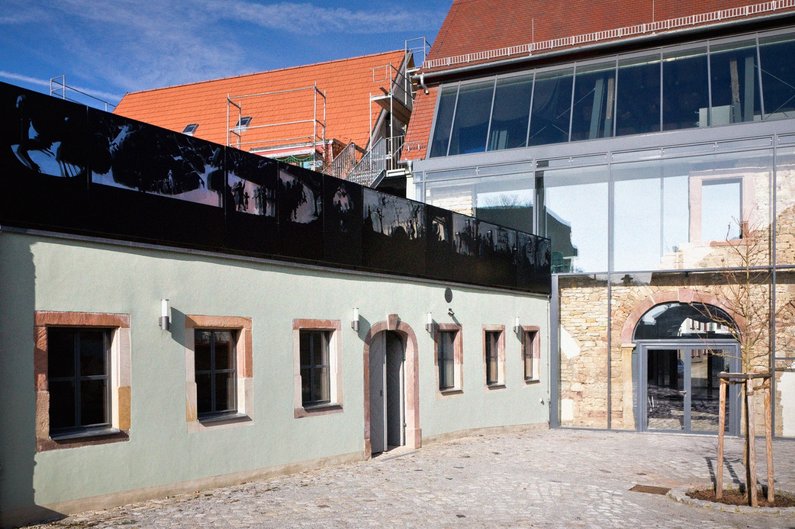 On the roof of the Architektur- und Umwelthaus (AUH) in Naumburg is a frieze made of sheet steel by Henrik Schrat, which shows narrative motifs of the cherry stone legend