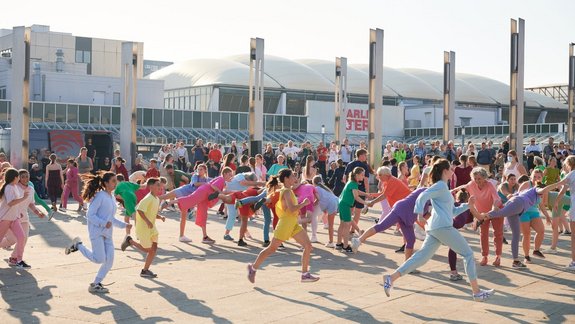 Tanzgruppe auf einem öffentlichen Platz in Marl