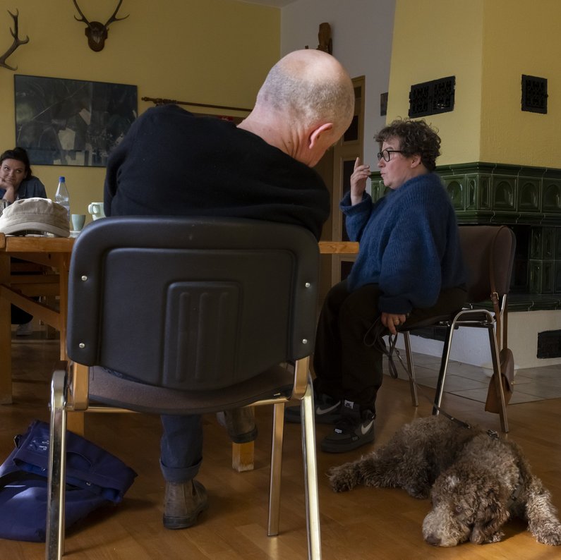 Zwei Personen der Neuen Auftraggeber von Sauen bei einem Treffen der Ateliers Pompiers