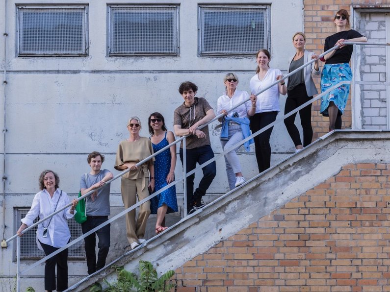 Gruppenfoto der Lehrerinnen der IGS Fischer bei Atelierbesuch bei Daniel Knorr in Berlin