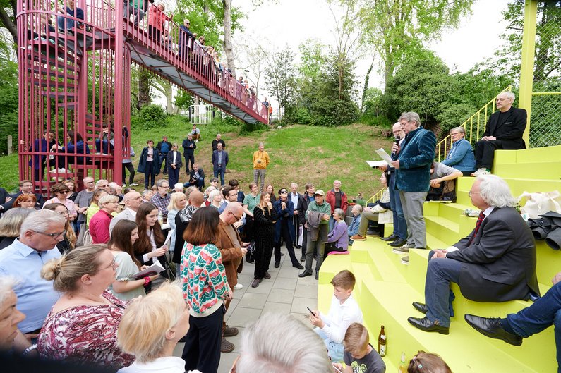 Versammlung im Garten zur Eröffnung von "Ein Garten mit Brücken" in Mönchengladbach