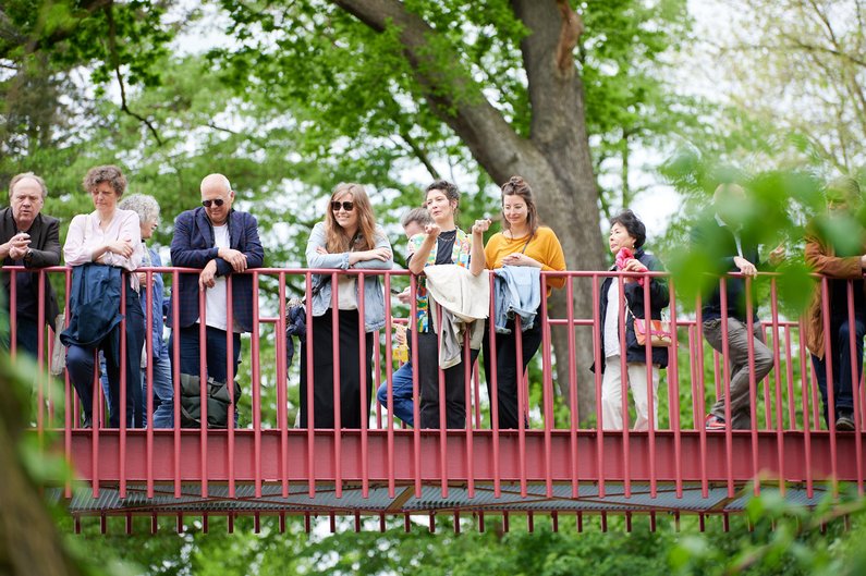 Neue Auftraggeber:innen auf der Brücke bei der Eröffnung von "Ein Garten mit Brücken"