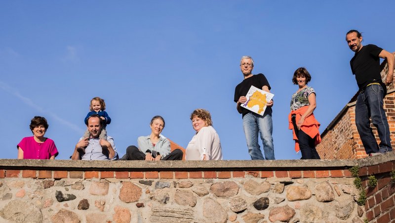 Gruppenbild Neue Auftraggeber von Friedland auf dem Dach von einem Haus