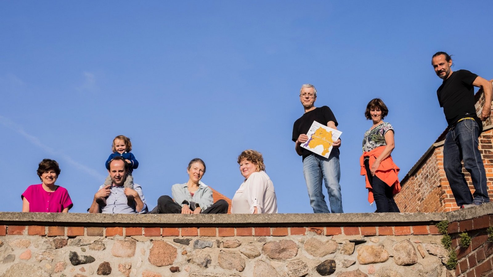 Gruppenbild Neue Auftraggeber von Friedland auf dem Dach von einem Haus