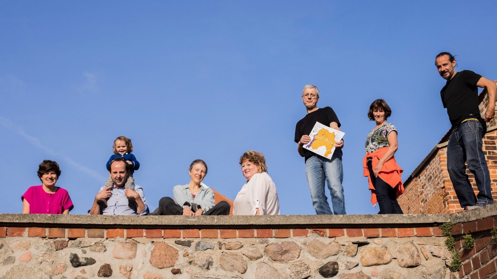 Group picture New Patrons of Friedland on top of a roof 