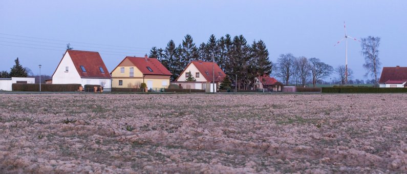 Sicht auf ein Feld in Züsedom bei Abend