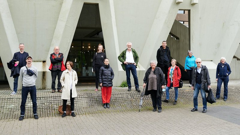 Auftraggebergruppe vor einem Gebäude in Marl