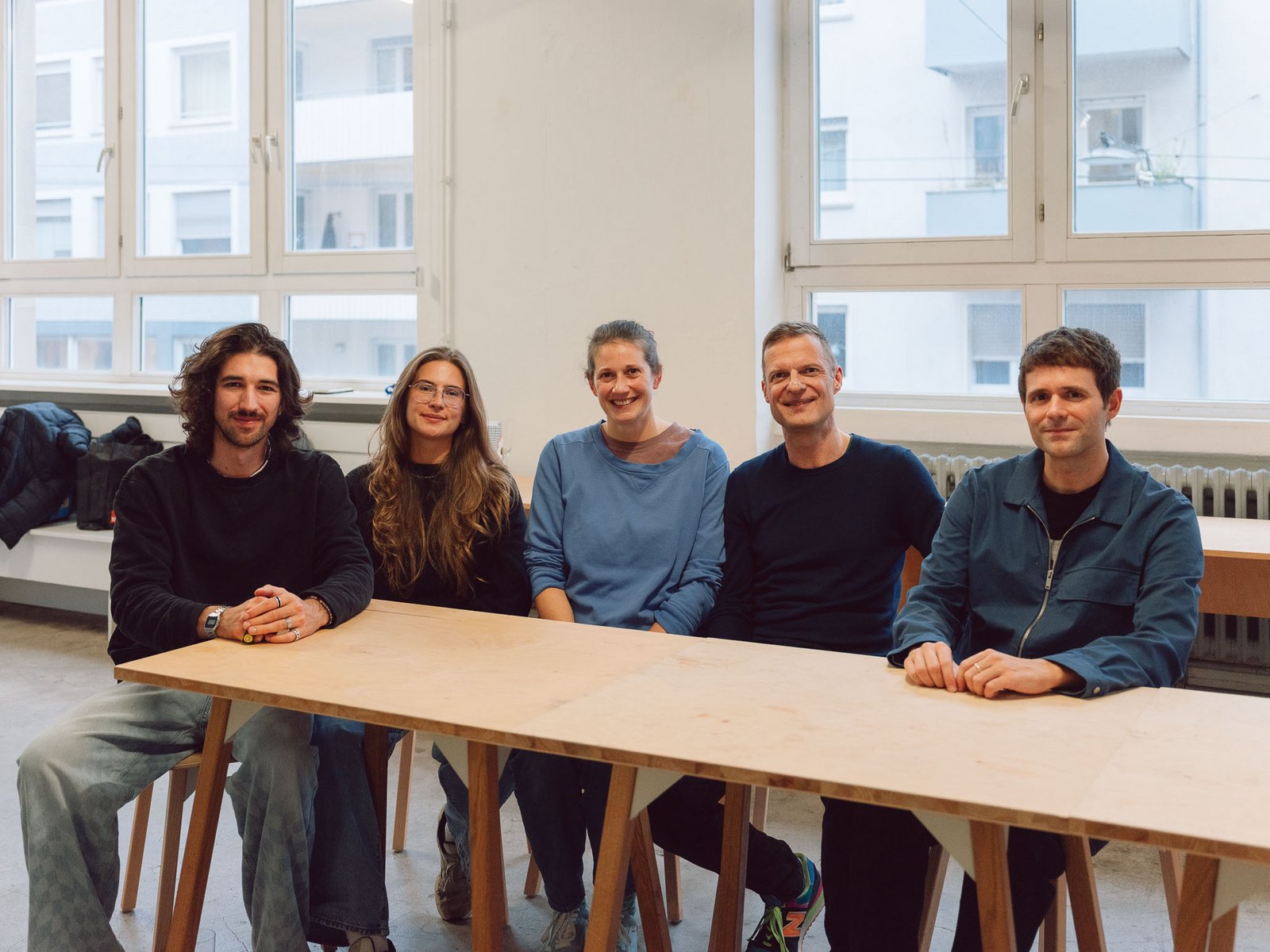 Gruppenfoto von vier Personen an einem Tisch