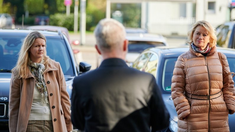 Auftraggeberinnen Vanessa Odermatt und Barbara Fitzek stehen mit einer weiteren Personauf dem Marktplatz von Wickrath