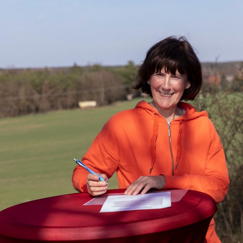 Heidi Sradnick bei der Auftragsunterzeichnung, Friedland