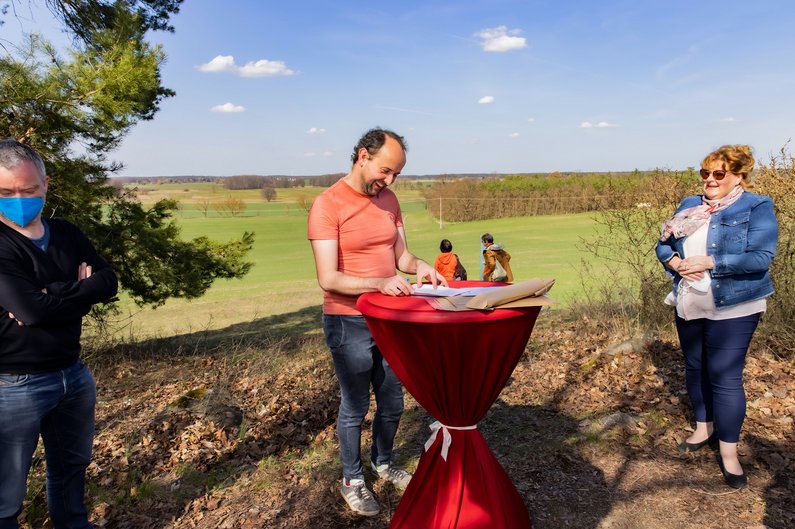 Josef Lewe und Jana Nowka bei der Auftragsunterzeichnung auf dem Land von Friedland 