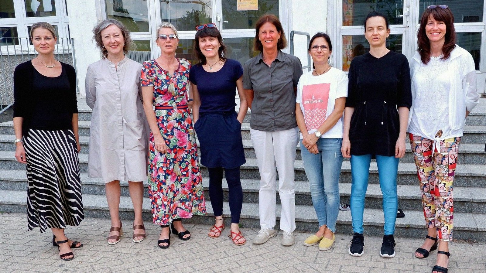 Gruppenfoto Neue Auftraggeber von Greifswald vor der Schule mit Mediatorin Susanne Burmester 