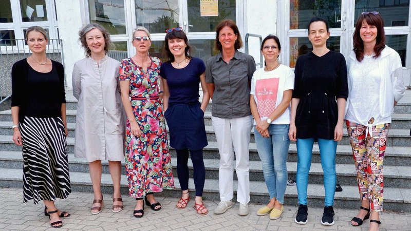 Gruppenfoto Neue Auftraggeber von Greifswald vor der Schule mit Mediatorin Susanne Burmester 