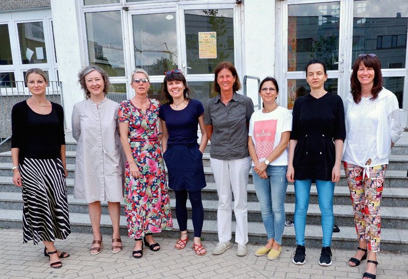 Gruppenfoto Neue Auftraggeber von Greifswald vor der Schule mit Mediatorin Susanne Burmester 