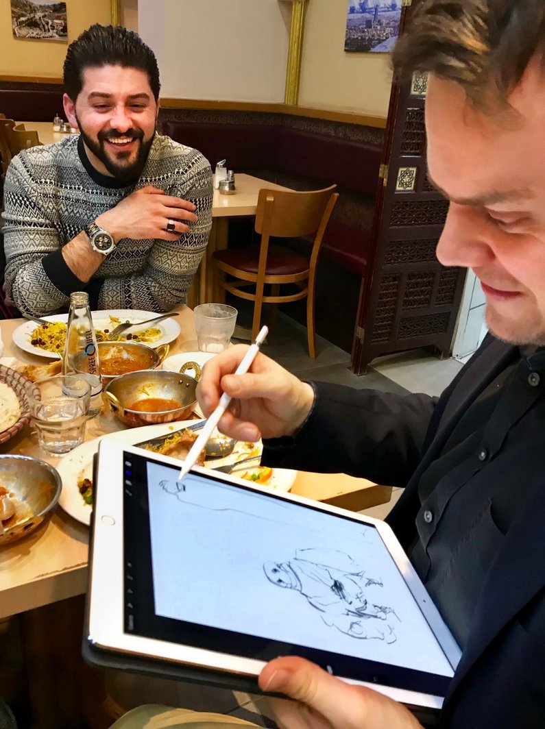 Sartep Namiq und Felix Mertikat mit IPad besprechen erste Ideen 