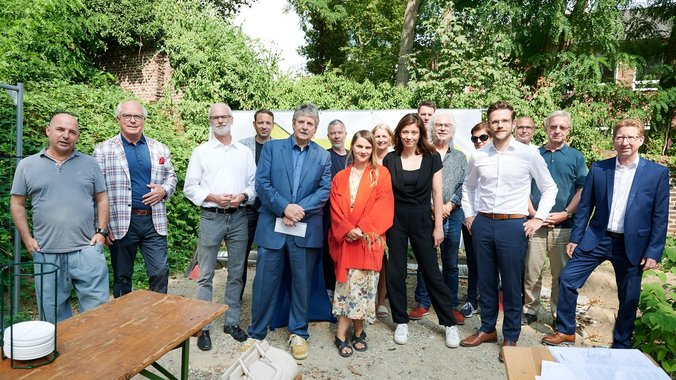 Gruppenfoto der Neuen Auftraggeber von Friedland mit Mariana Castillo Deball im Garten 