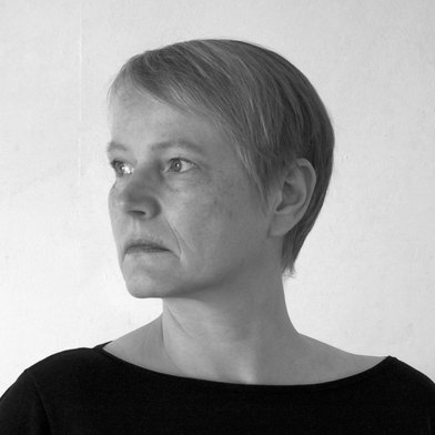 Portrait b/w of artist Andrea Knobloch