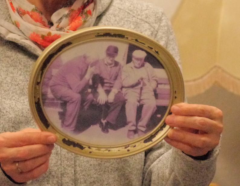 Eine Person der Neuen Auftraggeber von Steinhöfel hält eine alte Fotografie in den Händen
