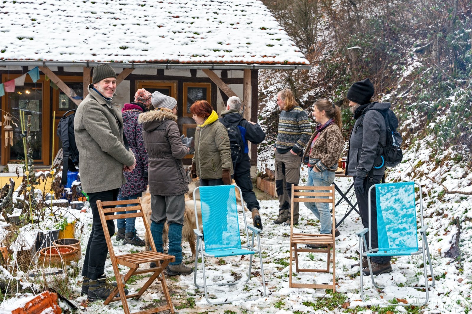 Several persons of The New Patrons of Waldeck-Frankenberg stand outside in the snow