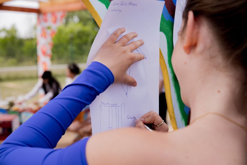 A pupil of the Seecampus Niederlausitz works on a sketch, in the Casa Isadora in Schwarzheide