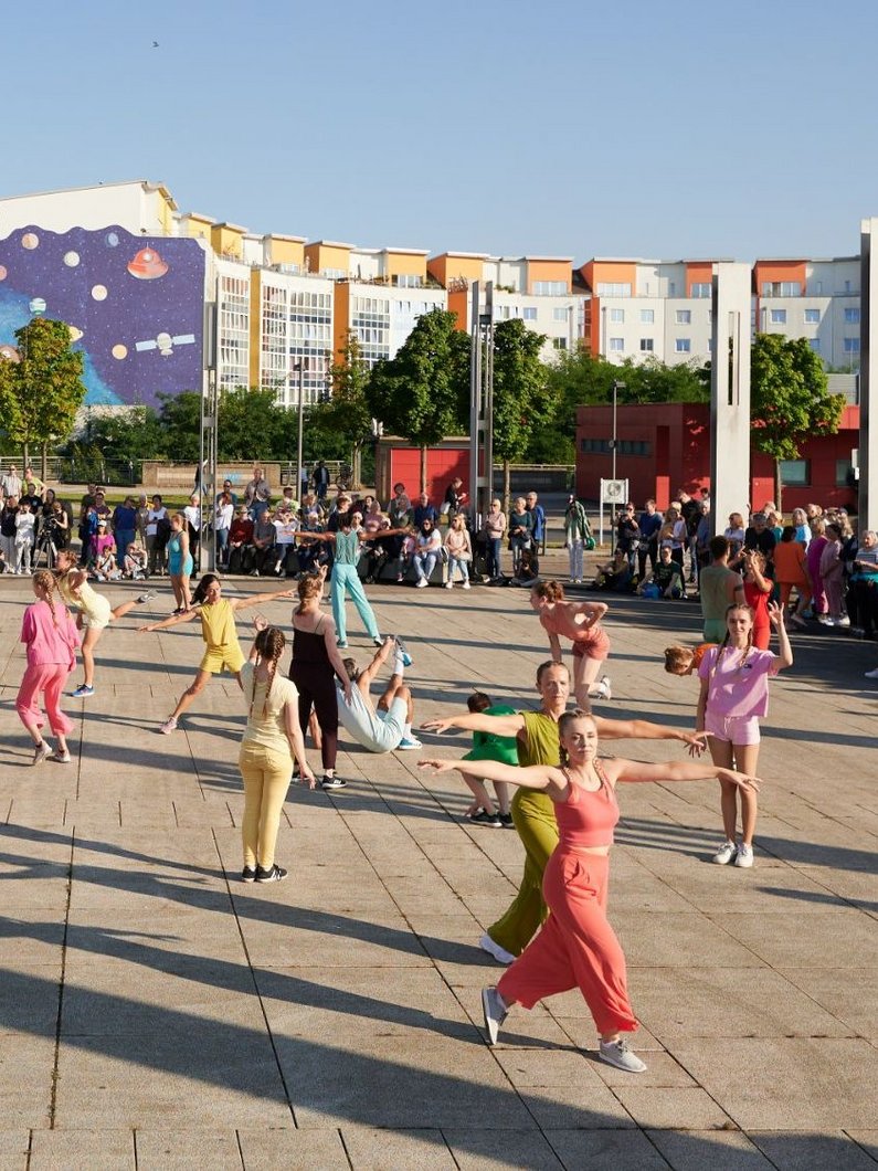 Tanzgruppe auf einem öffentlichen Platz in Marl