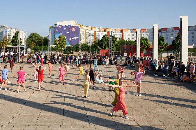 Tanzgruppe auf einem öffentlichen Platz in Marl