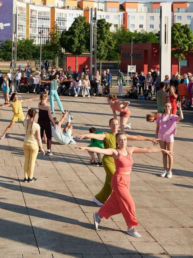 Dance group in a public place in Marl