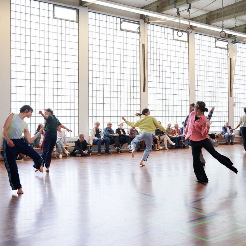 Group dancing in a building in Marl