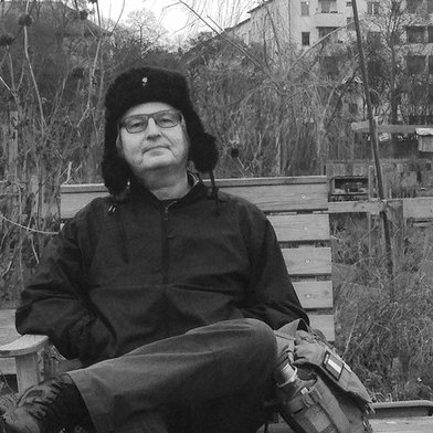 Portrait b/w of artist Bruce Sterling