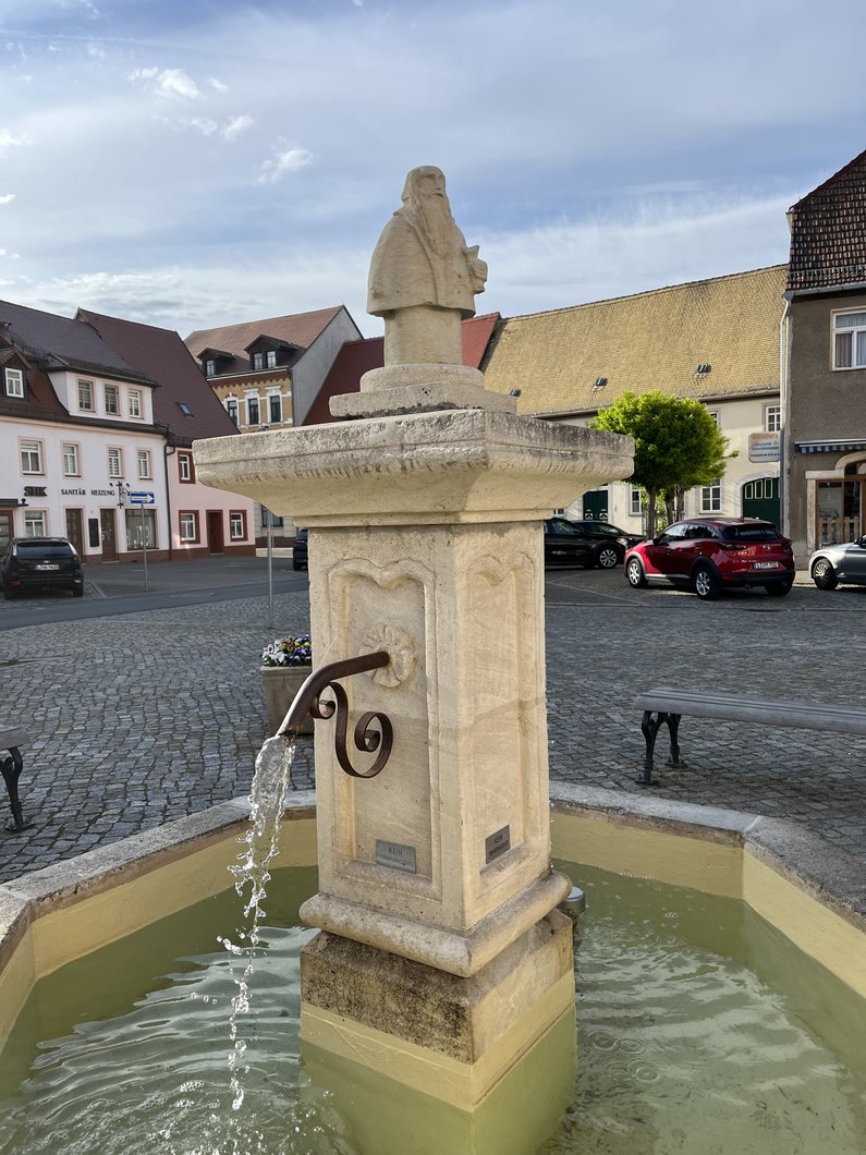 Brunnen auf einem Dorfplatz