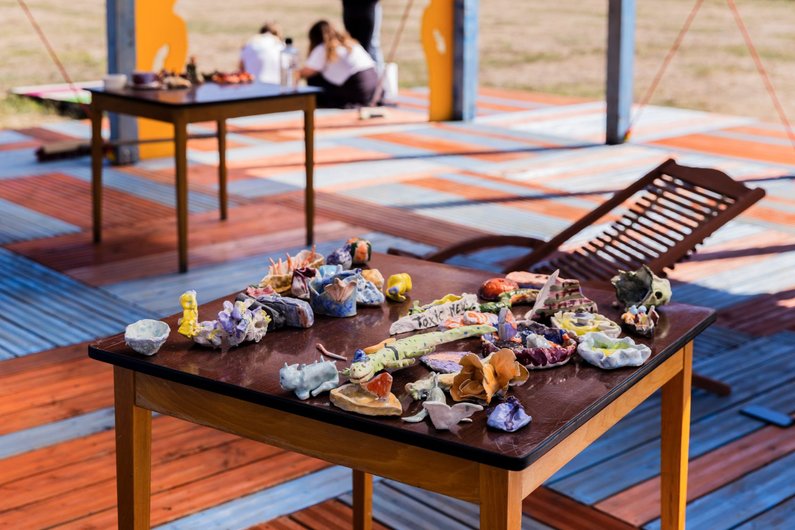 A table with small art objects is on display at Casa Isadora in Schwarzheide.