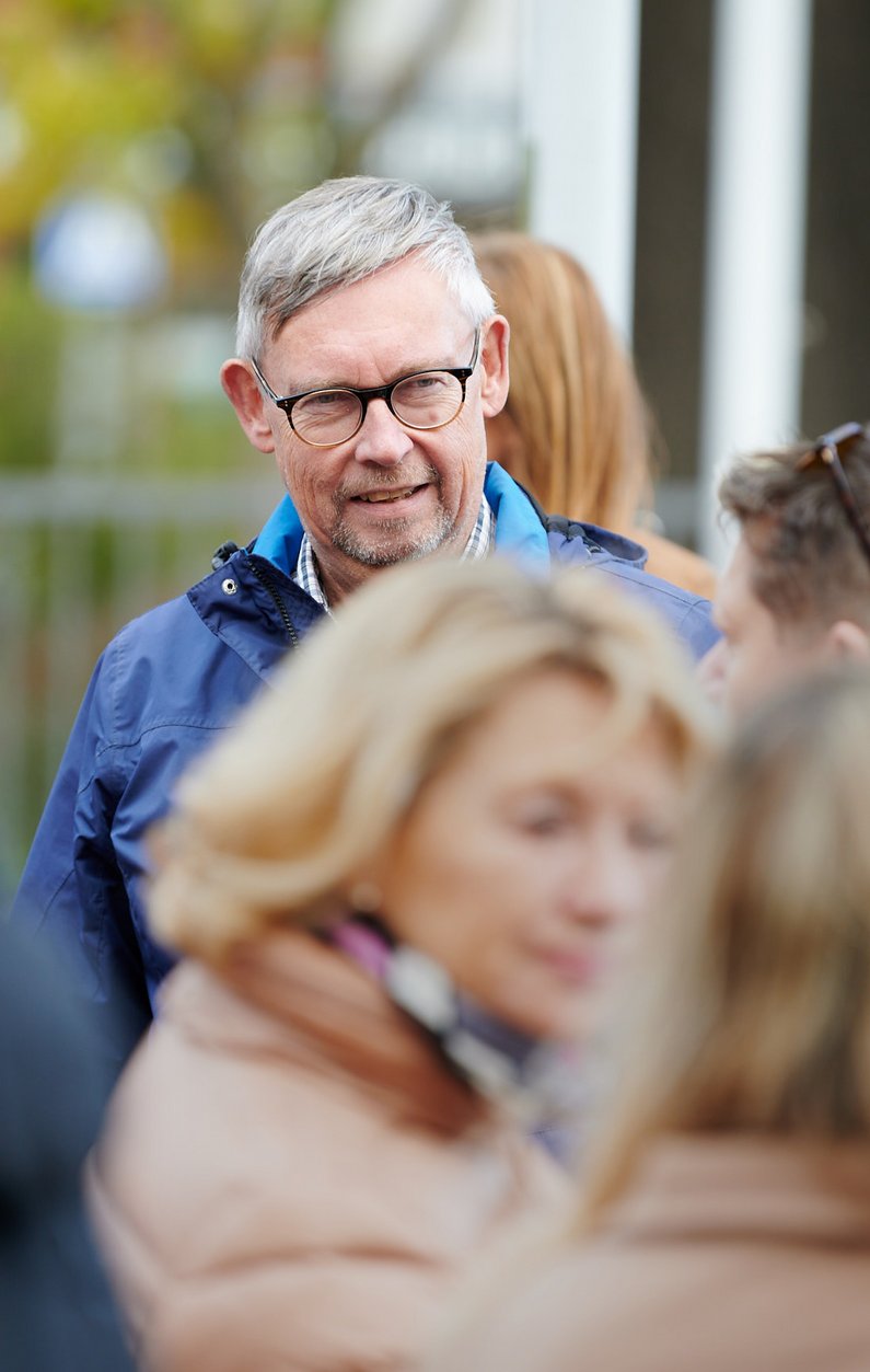 Auftraggeber Michael Röring auf dem Wickrather Marktplatz