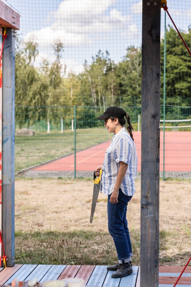 A pupil of the Seecampus Niederlausitz with tools in her hand stands in the Casa Isadora in Schwarzheide