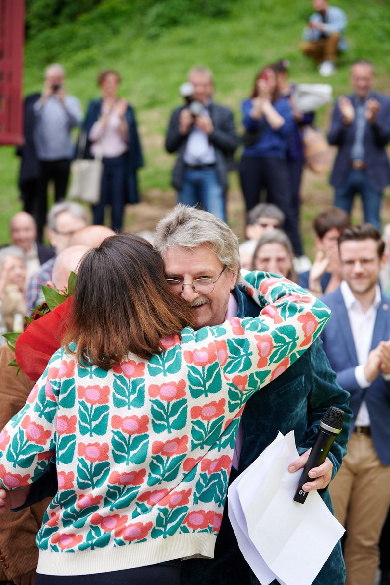 Mediatorin Kathrin Jentjens umarmt Auftraggeber Karl Sasserath (Leiter des Arbeitslosenzentrums Mönchengladbach)