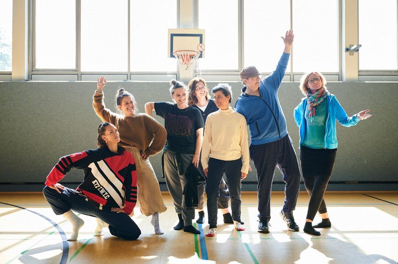 Auftraggeber:innen in der Turnhalle bei Bewegungsworkshop "Passt mein Körper auch rein?"